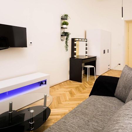 Black & White Apartment Prague By Wenceslas Square And Muzeum Praga Exterior foto